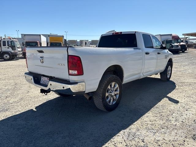 RAM 2500 شاحنات خفيفة/مفصلية الجوانب