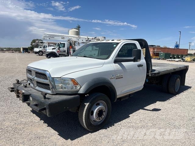 RAM 5500 平板式/側卸式卡車