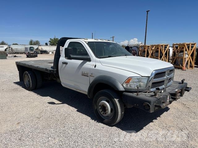 RAM 5500 平板式/側卸式卡車