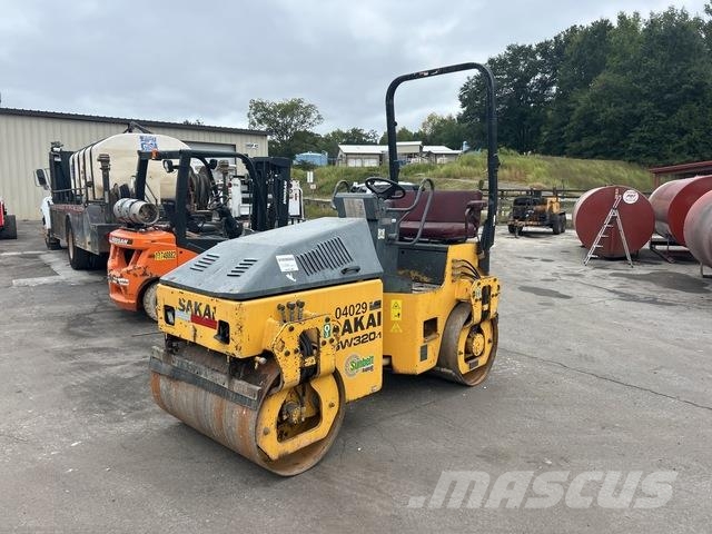Sakai SW320-1 Divvalču grunts veltņi
