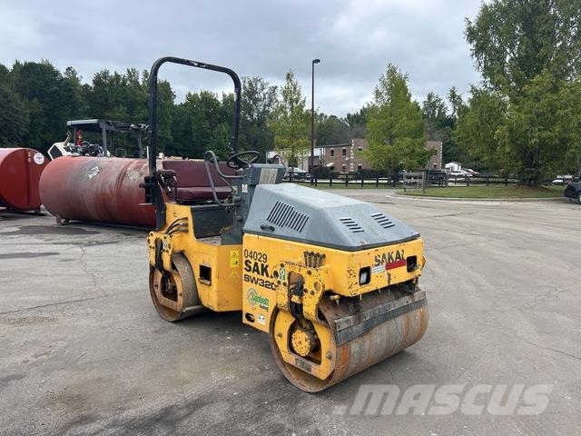 Sakai SW320-1 Rolos compactadores de tambor duplo