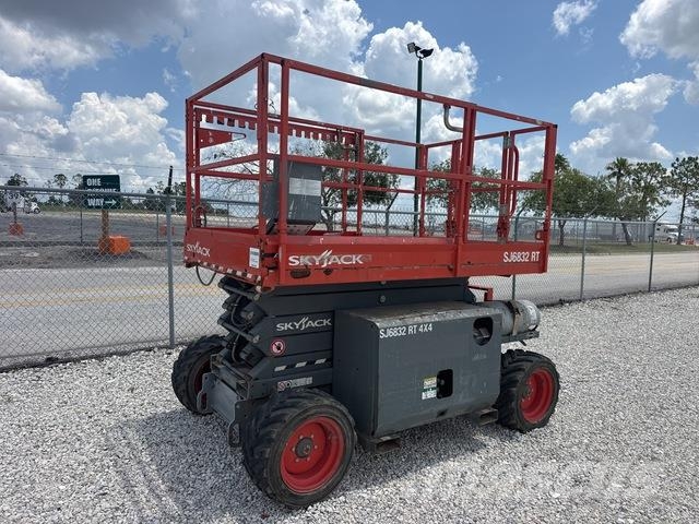 SkyJack 6832RT Scissor lifts
