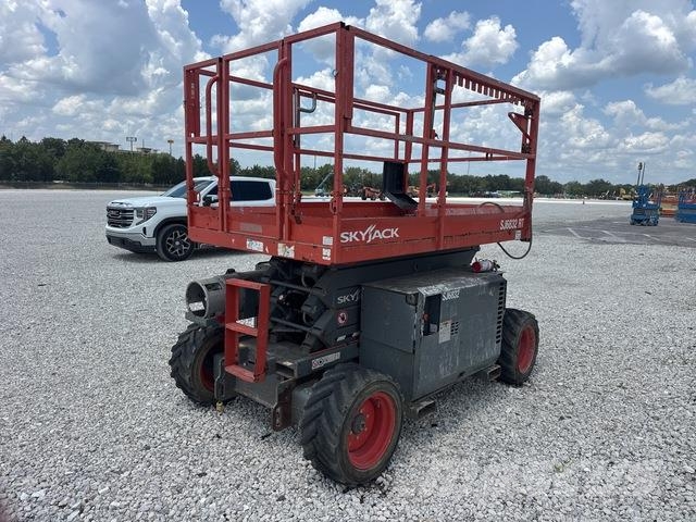 SkyJack 6832RT Scissor lifts
