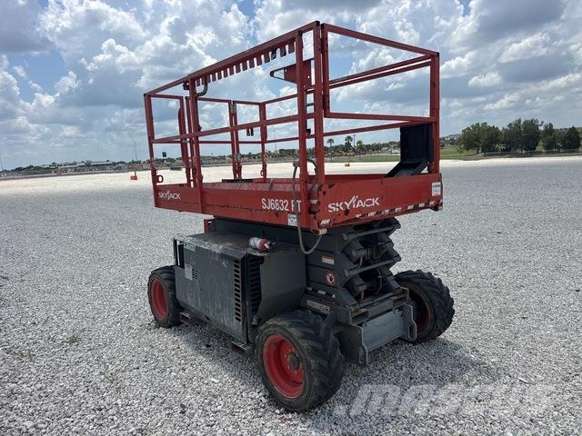 SkyJack 6832RT Scissor lifts