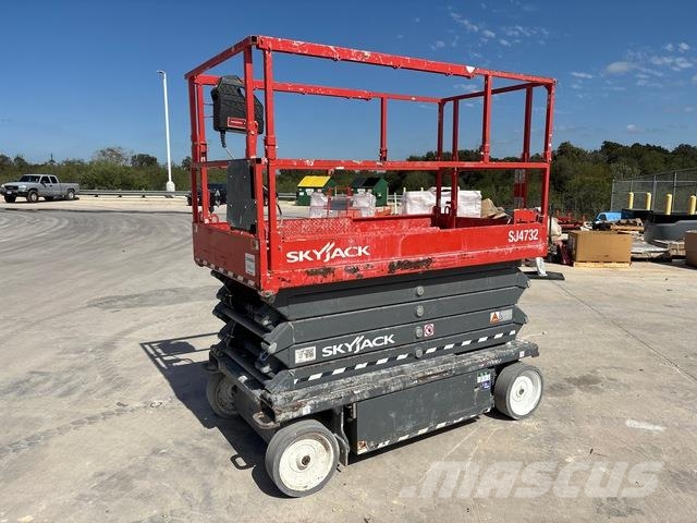 SkyJack SJ4732 رافعات مقصية الشكل