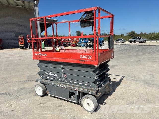 SkyJack SJ4732 رافعات مقصية الشكل