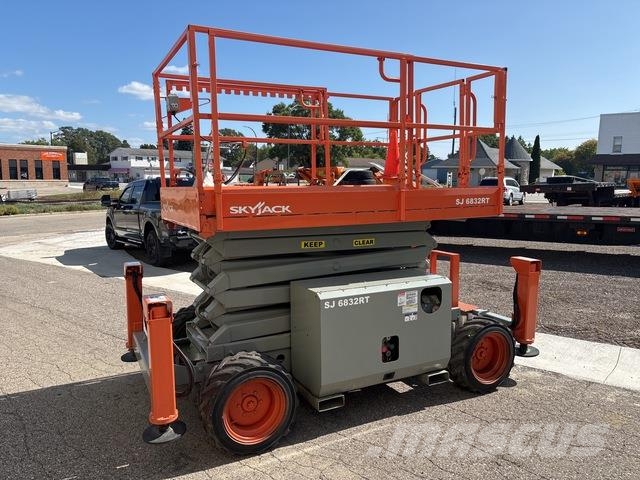 SkyJack SJ6832 RT Scissor lifts