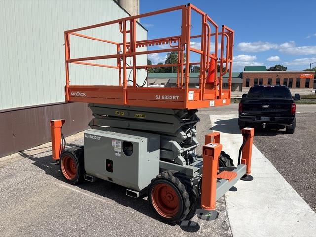 SkyJack SJ6832 RT Scissor lifts