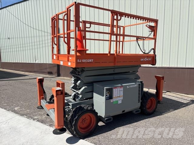 SkyJack SJ6832 RT Scissor lifts