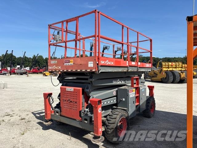 SkyJack SJ8841 RT Scheren-Arbeitsbühnen