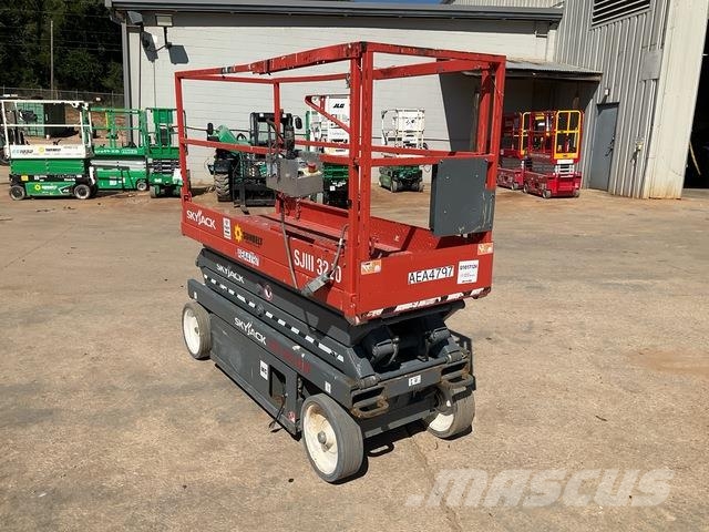SkyJack SJIII 3220 رافعات مقصية الشكل