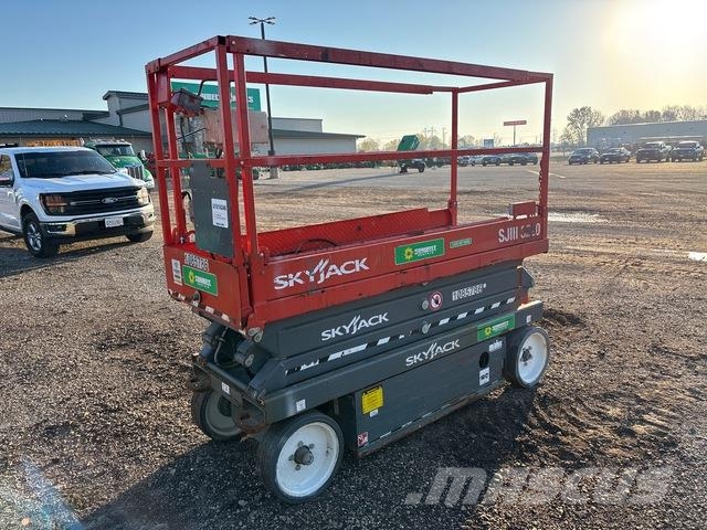 SkyJack SJIII 3220 رافعات مقصية الشكل