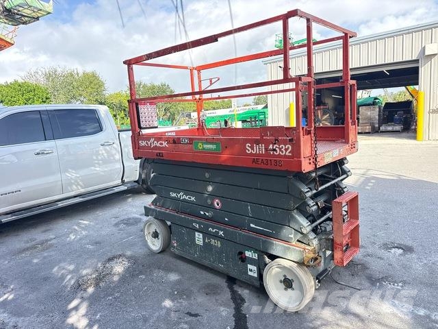 SkyJack SJIII 4632 رافعات مقصية الشكل