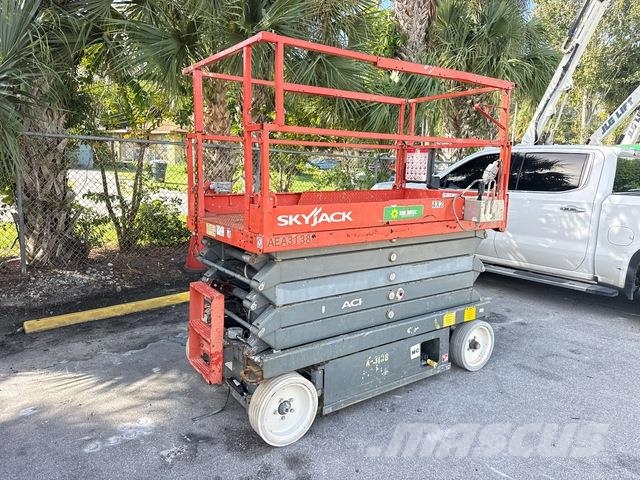 SkyJack SJIII 4632 رافعات مقصية الشكل