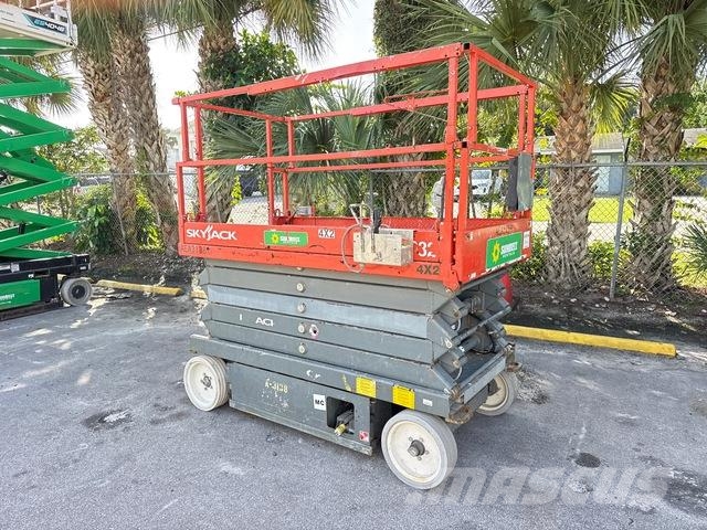SkyJack SJIII 4632 رافعات مقصية الشكل