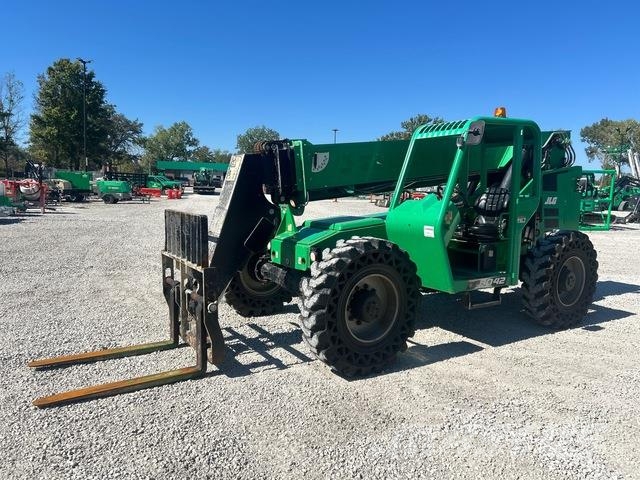 SkyTrak 8042 伸縮臂操作車