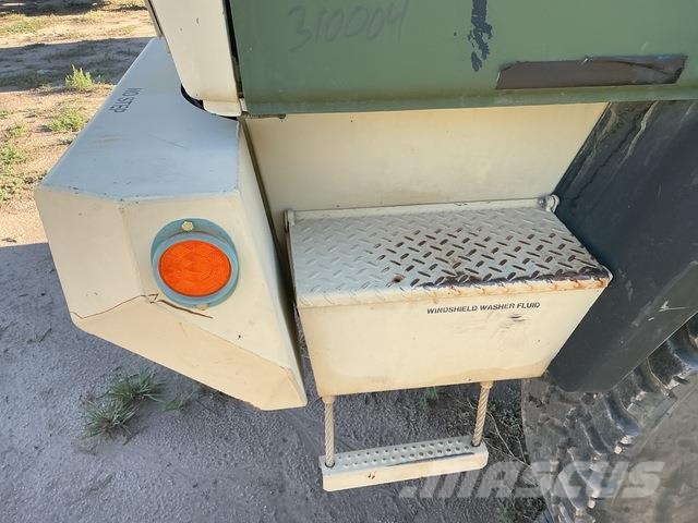 Stewart & Stevenson M1078A1 Samochody ciężarowe ze skrzynią zamkniętą