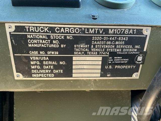 Stewart & Stevenson M1078A1 Umpikorikuorma-autot