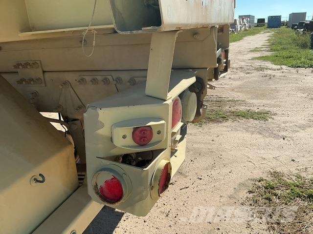 Stewart & Stevenson M1078A1 Umpikorikuorma-autot