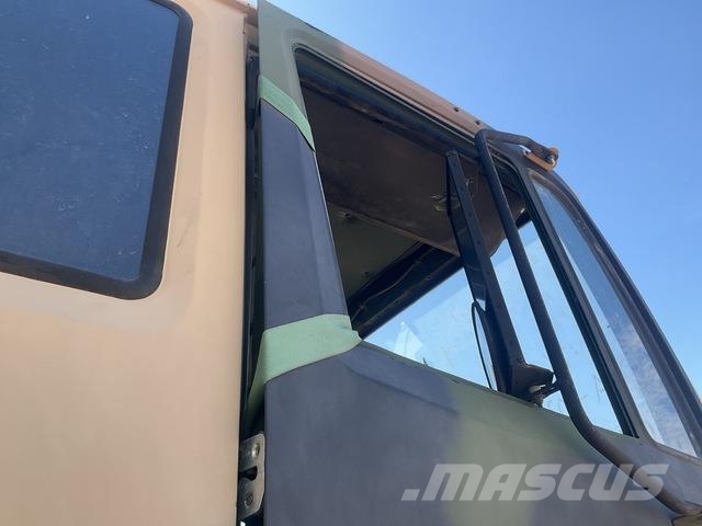 Stewart & Stevenson M1078A1 Furgons
