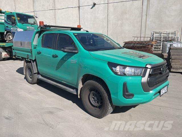 Toyota Hilux SR شاحنات خفيفة/مفصلية الجوانب
