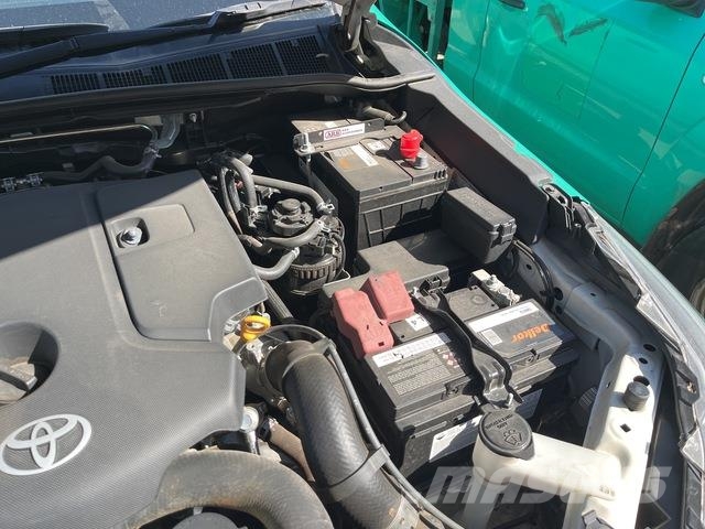 Toyota Hilux SR شاحنات خفيفة/مفصلية الجوانب