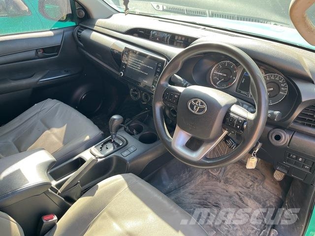 Toyota Hilux SR شاحنات خفيفة/مفصلية الجوانب