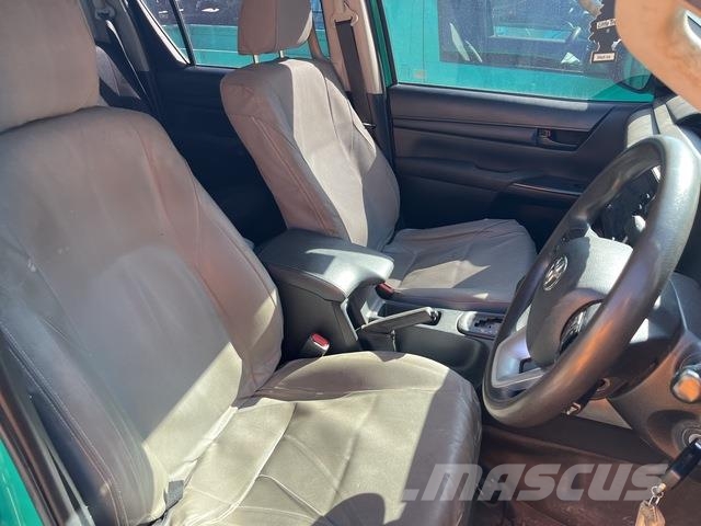 Toyota Hilux SR شاحنات خفيفة/مفصلية الجوانب