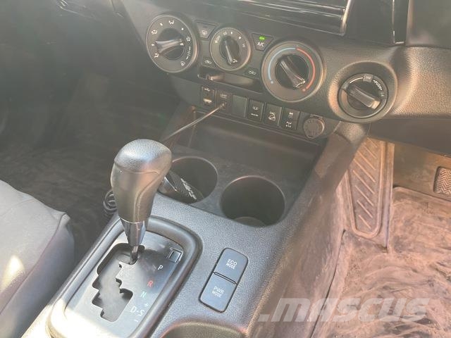 Toyota Hilux SR شاحنات خفيفة/مفصلية الجوانب