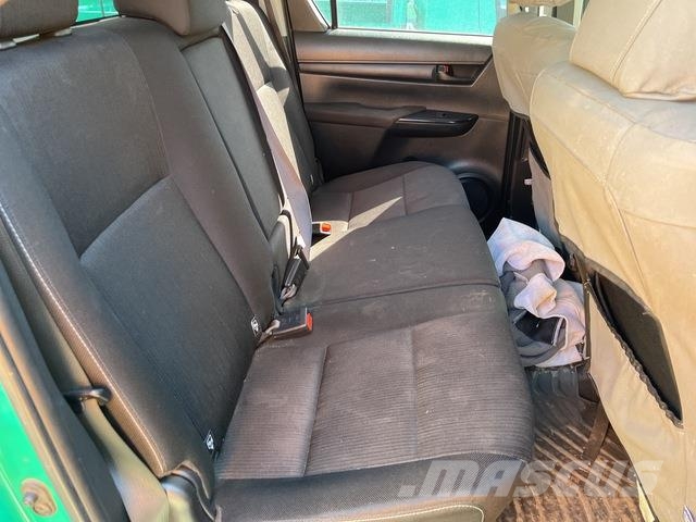 Toyota Hilux SR شاحنات خفيفة/مفصلية الجوانب