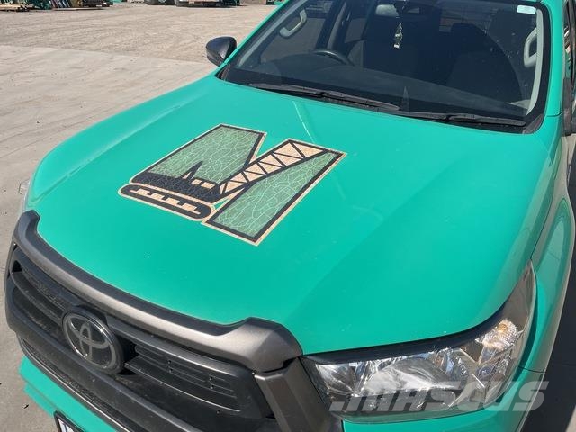 Toyota Hilux SR شاحنات خفيفة/مفصلية الجوانب