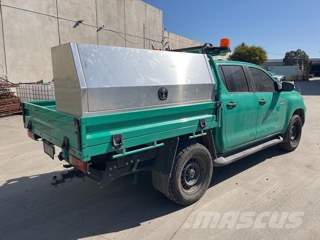 Toyota Hilux SR شاحنات خفيفة/مفصلية الجوانب