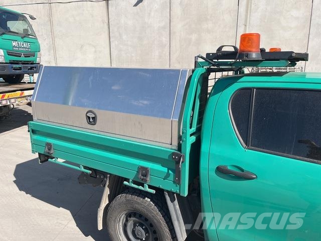 Toyota Hilux SR شاحنات خفيفة/مفصلية الجوانب