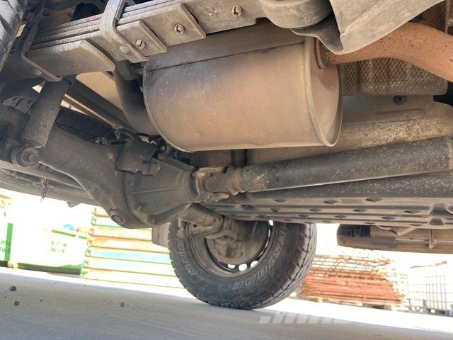 Toyota Hilux SR شاحنات خفيفة/مفصلية الجوانب