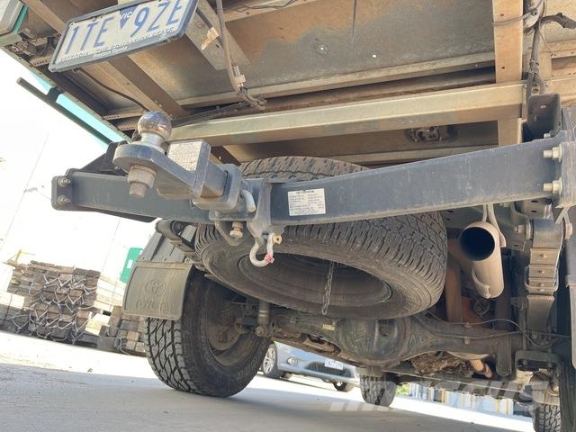Toyota Hilux SR شاحنات خفيفة/مفصلية الجوانب