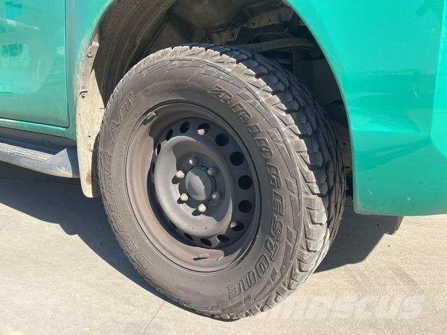 Toyota Hilux SR شاحنات خفيفة/مفصلية الجوانب