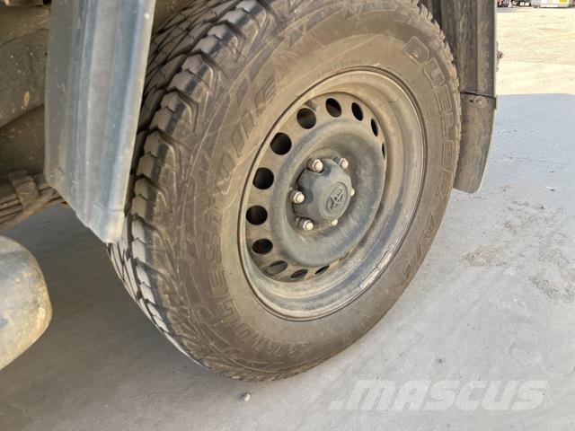 Toyota Hilux SR شاحنات خفيفة/مفصلية الجوانب