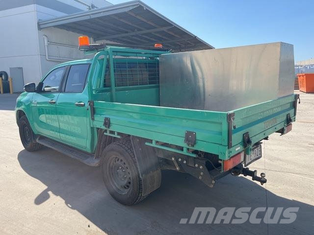 Toyota Hilux SR شاحنات خفيفة/مفصلية الجوانب