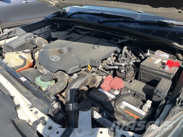Toyota Hilux SR شاحنات خفيفة/مفصلية الجوانب