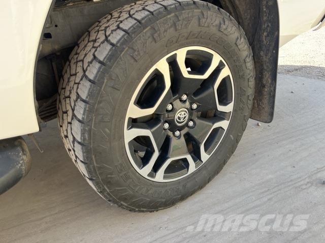 Toyota Hilux SR5 Pick up/Dropside