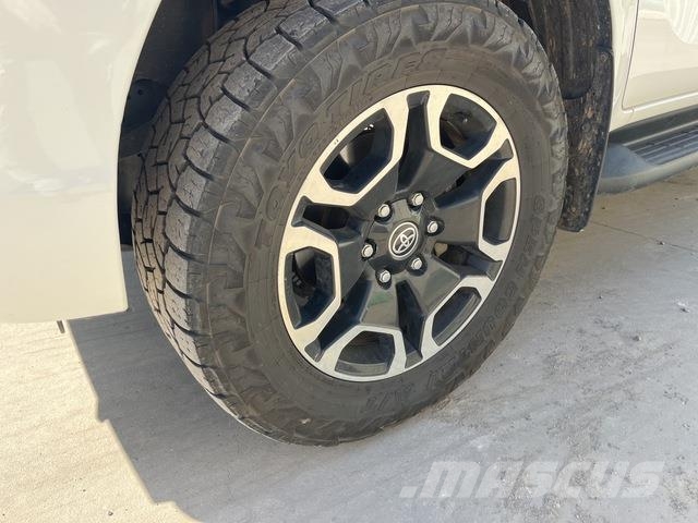 Toyota Hilux SR5 Pick up/Dropside