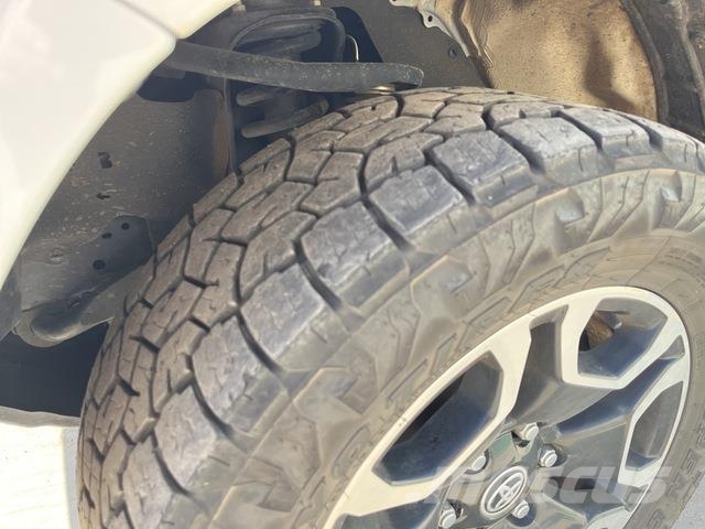 Toyota Hilux SR5 Pick up/Dropside