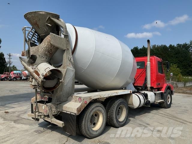 Volvo VHD Вантажівки / спеціальні