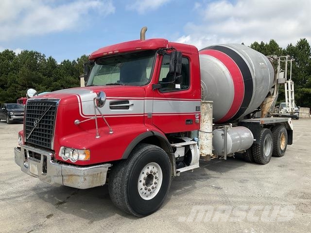 Volvo VHD Вантажівки / спеціальні