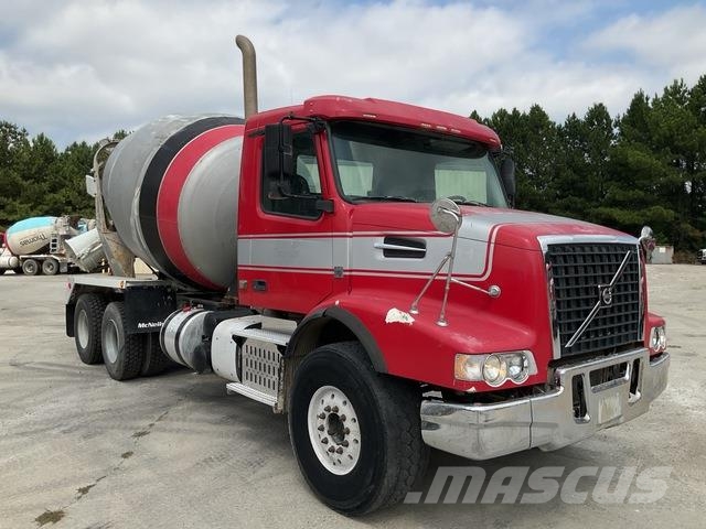 Volvo VHD Вантажівки / спеціальні