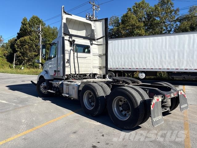 Volvo VNL 300 中古トラクターヘッド | トレーラーヘッド