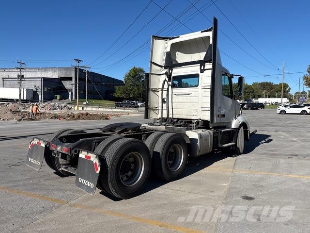 Volvo VNL 300 中古トラクターヘッド | トレーラーヘッド