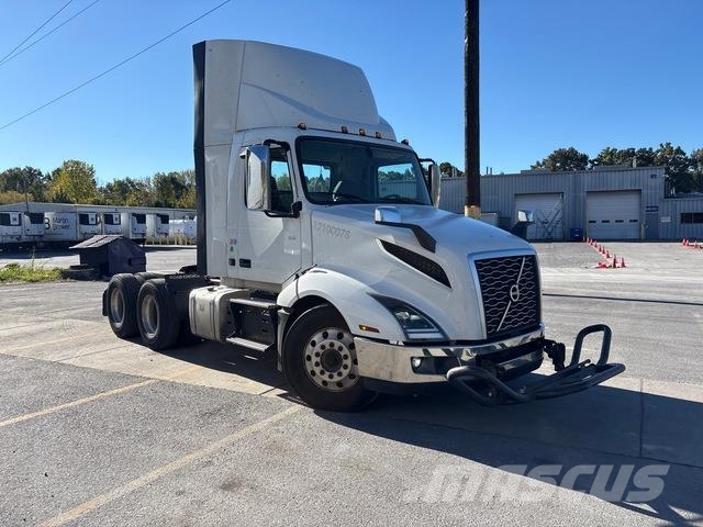Volvo VNL 300 中古トラクターヘッド | トレーラーヘッド