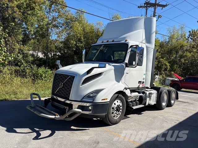 Volvo VNL 300 中古トラクターヘッド | トレーラーヘッド