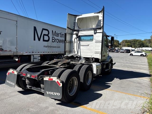 Volvo VNL 300 中古トラクターヘッド | トレーラーヘッド